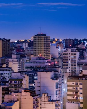 Niteroi, Rio de Janeiro, Brezilya - CIRCA 2021: Niteroi-RJ şehrinde çekilen bir gece kentsel manzarasının fotoğraf kaydı. Bu şehir, güneydoğu Brezilya 'nın en ekonomik olarak en aktif ikinci eyaletinin metropol bölgesine aittir..