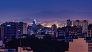 Niteroi, Rio de Janeiro, Brezilya - CIRCA 2021: Niteroi-RJ şehrinde çekilen bir gece kentsel manzarasının fotoğraf kaydı. Bu şehir, güneydoğu Brezilya 'nın en ekonomik olarak en aktif ikinci eyaletinin metropol bölgesine aittir..