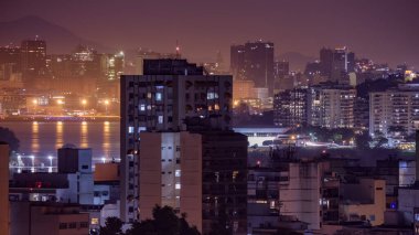 Niteroi, Rio de Janeiro, Brezilya - CIRCA 2021: Niteroi-RJ şehrinde çekilen bir gece kentsel manzarasının fotoğraf kaydı. Bu şehir, güneydoğu Brezilya 'nın en ekonomik olarak en aktif ikinci eyaletinin metropol bölgesine aittir..