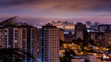 Niteroi, Rio de Janeiro, Brezilya - CIRCA 2021: Niteroi-RJ şehrinde çekilen bir gece kentsel manzarasının fotoğraf kaydı. Bu şehir, güneydoğu Brezilya 'nın en ekonomik olarak en aktif ikinci eyaletinin metropol bölgesine aittir..