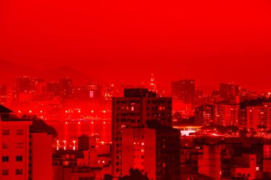 Niteroi, Rio de Janeiro, Brezilya - CIRCA 2021: Niteroi-RJ şehrinde çekilen bir gece kentsel manzarasının fotoğraf kaydı. Bu şehir, güneydoğu Brezilya 'nın en ekonomik olarak en aktif ikinci eyaletinin metropol bölgesine aittir..