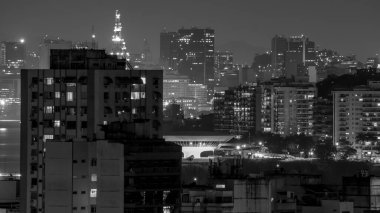 Niteroi, Rio de Janeiro, Brezilya - CIRCA 2021: Niteroi-RJ şehrinde çekilen bir gece kentsel manzarasının fotoğraf kaydı. Bu şehir, güneydoğu Brezilya 'nın en ekonomik olarak en aktif ikinci eyaletinin metropol bölgesine aittir..