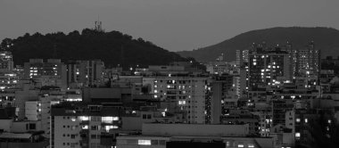 Niteroi, Rio de Janeiro, Brezilya - CIRCA 2021: Niteroi-RJ şehrinde çekilen bir gece kentsel manzarasının fotoğraf kaydı. Bu şehir, güneydoğu Brezilya 'nın en ekonomik olarak en aktif ikinci eyaletinin metropol bölgesine aittir..