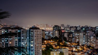 Niteroi, Rio de Janeiro, Brezilya - CIRCA 2021: Niteroi-RJ şehrinde çekilen bir gece kentsel manzarasının fotoğraf kaydı. Bu şehir, güneydoğu Brezilya 'nın en ekonomik olarak en aktif ikinci eyaletinin metropol bölgesine aittir..