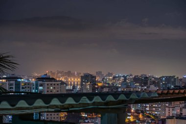Niteroi, Rio de Janeiro, Brezilya - CIRCA 2021: Niteroi-RJ şehrinde çekilen bir gece kentsel manzarasının fotoğraf kaydı. Bu şehir, güneydoğu Brezilya 'nın en ekonomik olarak en aktif ikinci eyaletinin metropol bölgesine aittir..