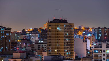 Niteroi, Rio de Janeiro, Brezilya - CIRCA 2021: Niteroi-RJ şehrinde çekilen bir gece kentsel manzarasının fotoğraf kaydı. Bu şehir, güneydoğu Brezilya 'nın en ekonomik olarak en aktif ikinci eyaletinin metropol bölgesine aittir..