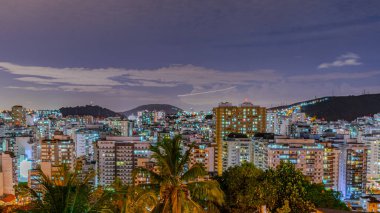 Niteroi, Rio de Janeiro, Brezilya - CIRCA 2021: Niteroi-RJ şehrinde çekilen bir gece kentsel manzarasının fotoğraf kaydı. Bu şehir, güneydoğu Brezilya 'nın en ekonomik olarak en aktif ikinci eyaletinin metropol bölgesine aittir..