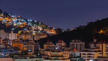 Niteroi, Rio de Janeiro, Brezilya - CIRCA 2021: Niteroi-RJ şehrinde çekilen bir gece kentsel manzarasının fotoğraf kaydı. Bu şehir, güneydoğu Brezilya 'nın en ekonomik olarak en aktif ikinci eyaletinin metropol bölgesine aittir..