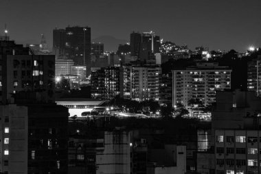 Niteroi, Rio de Janeiro, Brezilya - CIRCA 2021: Niteroi-RJ şehrinde çekilen bir gece kentsel manzarasının fotoğraf kaydı. Bu şehir, güneydoğu Brezilya 'nın en ekonomik olarak en aktif ikinci eyaletinin metropol bölgesine aittir..