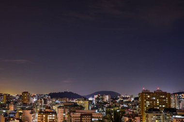 Niteroi, Rio de Janeiro, Brezilya - CIRCA 2021: Niteroi-RJ şehrinde çekilen bir gece kentsel manzarasının fotoğraf kaydı. Bu şehir, güneydoğu Brezilya 'nın en ekonomik olarak en aktif ikinci eyaletinin metropol bölgesine aittir..