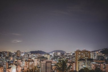 Niteroi, Rio de Janeiro, Brezilya - CIRCA 2021: Niteroi-RJ şehrinde çekilen bir gece kentsel manzarasının fotoğraf kaydı. Bu şehir, güneydoğu Brezilya 'nın en ekonomik olarak en aktif ikinci eyaletinin metropol bölgesine aittir..