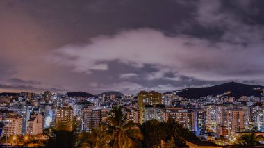 Niteroi, Rio de Janeiro, Brezilya - CIRCA 2021: Niteroi-RJ şehrinde çekilen bir gece kentsel manzarasının fotoğraf kaydı. Bu şehir, güneydoğu Brezilya 'nın en ekonomik olarak en aktif ikinci eyaletinin metropol bölgesine aittir..