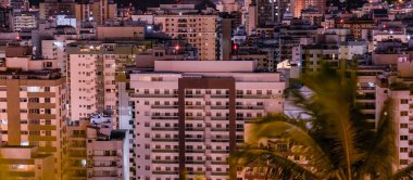 Niteroi, Rio de Janeiro, Brezilya - CIRCA 2021: Niteroi-RJ şehrinde çekilen bir gece kentsel manzarasının fotoğraf kaydı. Bu şehir, güneydoğu Brezilya 'nın en ekonomik olarak en aktif ikinci eyaletinin metropol bölgesine aittir..