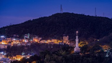 Niteroi, Rio de Janeiro, Brezilya - CIRCA 2021: Niteroi-RJ şehrinde çekilen bir gece kentsel manzarasının fotoğraf kaydı. Bu şehir, güneydoğu Brezilya 'nın en ekonomik olarak en aktif ikinci eyaletinin metropol bölgesine aittir..