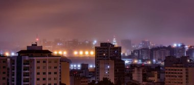 Niteroi, Rio de Janeiro, Brezilya - CIRCA 2021: Niteroi-RJ şehrinde çekilen bir gece kentsel manzarasının fotoğraf kaydı. Bu şehir, güneydoğu Brezilya 'nın en ekonomik olarak en aktif ikinci eyaletinin metropol bölgesine aittir..
