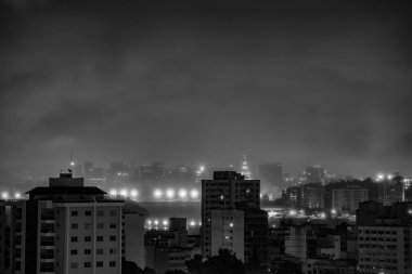 Niteroi, Rio de Janeiro, Brezilya - CIRCA 2021: Niteroi-RJ şehrinde çekilen bir gece kentsel manzarasının fotoğraf kaydı. Bu şehir, güneydoğu Brezilya 'nın en ekonomik olarak en aktif ikinci eyaletinin metropol bölgesine aittir..