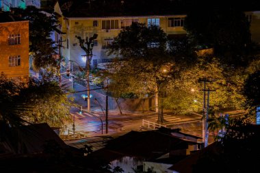 Niteroi, Rio de Janeiro, Brezilya - CIRCA 2021: Niteroi-RJ şehrinde çekilen bir gece kentsel manzarasının fotoğraf kaydı. Bu şehir, güneydoğu Brezilya 'nın en ekonomik olarak en aktif ikinci eyaletinin metropol bölgesine aittir..