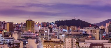 Niteroi, Rio de Janeiro, Brezilya - CIRCA 2021: Niteroi-RJ şehrinde çekilen bir gece kentsel manzarasının fotoğraf kaydı. Bu şehir, güneydoğu Brezilya 'nın en ekonomik olarak en aktif ikinci eyaletinin metropol bölgesine aittir..