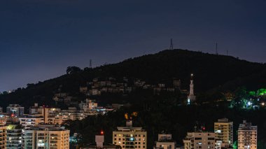 Niteroi, Rio de Janeiro, Brezilya - CIRCA 2021: Niteroi-RJ şehrinde çekilen bir gece kentsel manzarasının fotoğraf kaydı. Bu şehir, güneydoğu Brezilya 'nın en ekonomik olarak en aktif ikinci eyaletinin metropol bölgesine aittir..