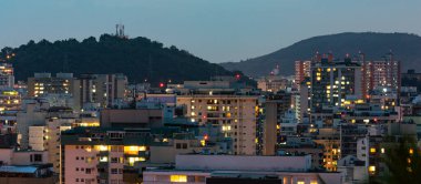 Niteroi, Rio de Janeiro, Brezilya - CIRCA 2021: Niteroi-RJ şehrinde çekilen bir gece kentsel manzarasının fotoğraf kaydı. Bu şehir, güneydoğu Brezilya 'nın en ekonomik olarak en aktif ikinci eyaletinin metropol bölgesine aittir..