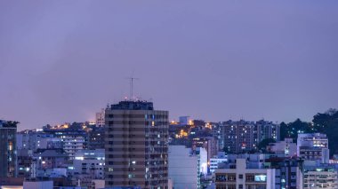 Niteroi, Rio de Janeiro, Brezilya - CIRCA 2021: Niteroi-RJ şehrinde çekilen bir gece kentsel manzarasının fotoğraf kaydı. Bu şehir, güneydoğu Brezilya 'nın en ekonomik olarak en aktif ikinci eyaletinin metropol bölgesine aittir..