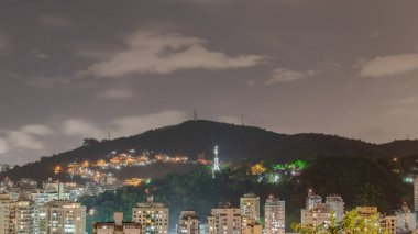 Niteroi, Rio de Janeiro, Brezilya - CIRCA 2021: Niteroi-RJ şehrinde çekilen bir gece kentsel manzarasının fotoğraf kaydı. Bu şehir, güneydoğu Brezilya 'nın en ekonomik olarak en aktif ikinci eyaletinin metropol bölgesine aittir..