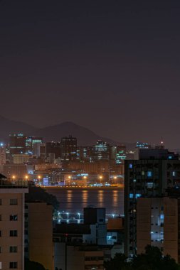 Niteroi, Rio de Janeiro, Brezilya - CIRCA 2021: Niteroi-RJ şehrinde çekilen bir gece kentsel manzarasının fotoğraf kaydı. Bu şehir, güneydoğu Brezilya 'nın en ekonomik olarak en aktif ikinci eyaletinin metropol bölgesine aittir..