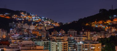 Niteroi, Rio de Janeiro, Brezilya - CIRCA 2021: Niteroi-RJ şehrinde çekilen bir gece kentsel manzarasının fotoğraf kaydı. Bu şehir, güneydoğu Brezilya 'nın en ekonomik olarak en aktif ikinci eyaletinin metropol bölgesine aittir..