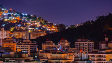 Niteroi, Rio de Janeiro, Brezilya - CIRCA 2021: Niteroi-RJ şehrinde çekilen bir gece kentsel manzarasının fotoğraf kaydı. Bu şehir, güneydoğu Brezilya 'nın en ekonomik olarak en aktif ikinci eyaletinin metropol bölgesine aittir..