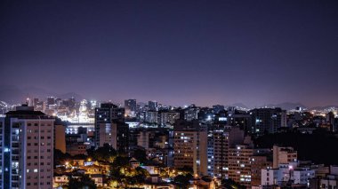 Niteroi, Rio de Janeiro, Brezilya - CIRCA 2021: Niteroi-RJ şehrinde çekilen bir gece kentsel manzarasının fotoğraf kaydı. Bu şehir, güneydoğu Brezilya 'nın en ekonomik olarak en aktif ikinci eyaletinin metropol bölgesine aittir..