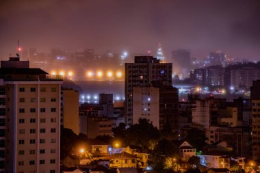Niteroi, Rio de Janeiro, Brezilya - CIRCA 2021: Niteroi-RJ şehrinde çekilen bir gece kentsel manzarasının fotoğraf kaydı. Bu şehir, güneydoğu Brezilya 'nın en ekonomik olarak en aktif ikinci eyaletinin metropol bölgesine aittir..