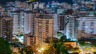 Niteroi, Rio de Janeiro, Brezilya - CIRCA 2021: Niteroi-RJ şehrinde çekilen bir gece kentsel manzarasının fotoğraf kaydı. Bu şehir, güneydoğu Brezilya 'nın en ekonomik olarak en aktif ikinci eyaletinin metropol bölgesine aittir..