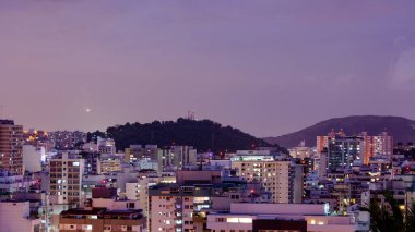 Niteroi, Rio de Janeiro, Brezilya - CIRCA 2021: Niteroi-RJ şehrinde çekilen bir gece kentsel manzarasının fotoğraf kaydı. Bu şehir, güneydoğu Brezilya 'nın en ekonomik olarak en aktif ikinci eyaletinin metropol bölgesine aittir..