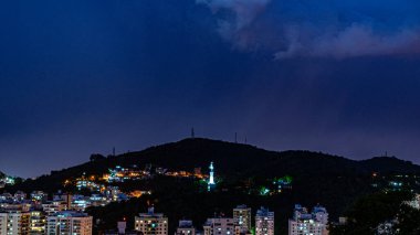 Niteroi, Rio de Janeiro, Brezilya - CIRCA 2021: Niteroi-RJ şehrinde çekilen bir gece kentsel manzarasının fotoğraf kaydı. Bu şehir, güneydoğu Brezilya 'nın en ekonomik olarak en aktif ikinci eyaletinin metropol bölgesine aittir..