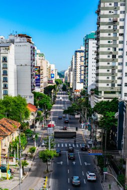 Rio de Janeiro, Brezilya - CIRCA 2021: Brezilya 'da bir şehirde binalarla gündüz vakti açık şehir manzarasının fotoğrafı
