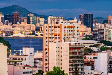 Rio de Janeiro, Brezilya - CIRCA 2021: Brezilya 'da bir şehirde binalarla gündüz vakti açık şehir manzarasının fotoğrafı