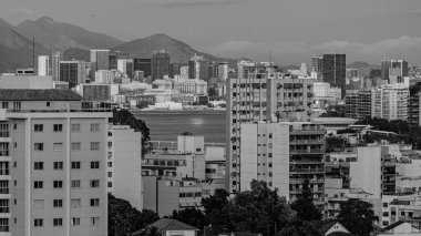 Rio de Janeiro, Brezilya - CIRCA 2021: Brezilya 'da bir şehirde binalarla gündüz vakti açık şehir manzarasının fotoğrafı