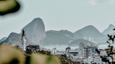 Rio de Janeiro, Brezilya - CIRCA 2021: Brezilya 'da bir şehirde binalarla gündüz vakti açık şehir manzarasının fotoğrafı