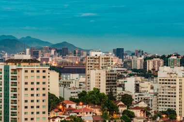 Rio de Janeiro, Brezilya - CIRCA 2021: Brezilya 'da bir şehirde binalarla gündüz vakti açık şehir manzarasının fotoğrafı
