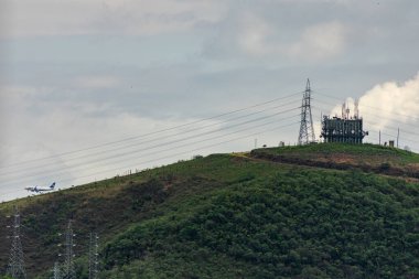 Rio de Janeiro, Brezilya - CIRCA 2021: Brezilya 'da bir şehirde binalarla gündüz vakti açık şehir manzarasının fotoğrafı