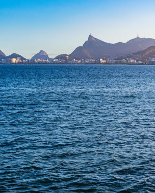 Rio de Janeiro, Brezilya - CIRCA 2021: Brezilya 'da bir şehirde binalarla gündüz vakti açık şehir manzarasının fotoğrafı