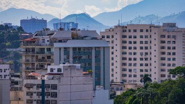 Rio de Janeiro, Brezilya - CIRCA 2021: Brezilya 'da bir şehirde binalarla gündüz vakti açık şehir manzarasının fotoğrafı