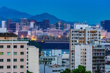 Rio de Janeiro, Brezilya - CIRCA 2021: Brezilya 'da bir şehirde binalarla gündüz vakti açık şehir manzarasının fotoğrafı