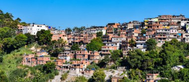 Kenar mahalle olarak bilinen toplumlar, tehlikeli konutlar ve kötü kentsel altyapı ile karakterize edilen kentsel alanlardır. Bunlar, ülkenin kötü gelir dağılımı ve konut açığının bir sonucu olarak kabul ediliyor. Fotoğraf: Rio de Janeiro, Brezilya.