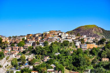 Kenar mahalle olarak bilinen toplumlar, tehlikeli konutlar ve kötü kentsel altyapı ile karakterize edilen kentsel alanlardır. Bunlar, ülkenin kötü gelir dağılımı ve konut açığının bir sonucu olarak kabul ediliyor. Fotoğraf: Rio de Janeiro, Brezilya.