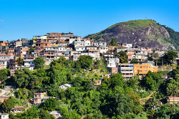 被称为贫民区的社区是以住房不稳定和城市基础设施差为特点的城市地区 它们被认为是该国收入分配不均和住房短缺的后果 照片来自巴西里约热内卢 — 图库照片