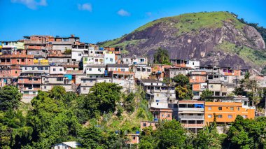 Kenar mahalle olarak bilinen toplumlar, tehlikeli konutlar ve kötü kentsel altyapı ile karakterize edilen kentsel alanlardır. Bunlar, ülkenin kötü gelir dağılımı ve konut açığının bir sonucu olarak kabul ediliyor. Fotoğraf: Rio de Janeiro, Brezilya.