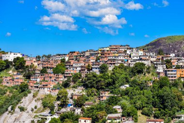 Kenar mahalle olarak bilinen toplumlar, tehlikeli konutlar ve kötü kentsel altyapı ile karakterize edilen kentsel alanlardır. Bunlar, ülkenin kötü gelir dağılımı ve konut açığının bir sonucu olarak kabul ediliyor. Fotoğraf: Rio de Janeiro, Brezilya.