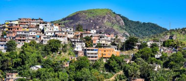Kenar mahalle olarak bilinen toplumlar, tehlikeli konutlar ve kötü kentsel altyapı ile karakterize edilen kentsel alanlardır. Bunlar, ülkenin kötü gelir dağılımı ve konut açığının bir sonucu olarak kabul ediliyor. Fotoğraf: Rio de Janeiro, Brezilya.