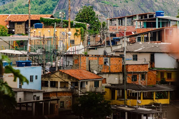 빈민가로 알려진 공동체들은 불안정 시설로 특징을 이루는 지역입니다 국가의 저소득층 — 스톡 사진